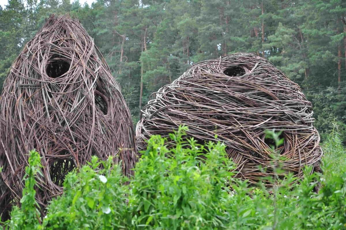 Kobieta w białych rękawiczkach  Łukasz Migura