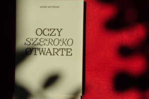 Oczy szeroko otwarte. Jacek Gutorow